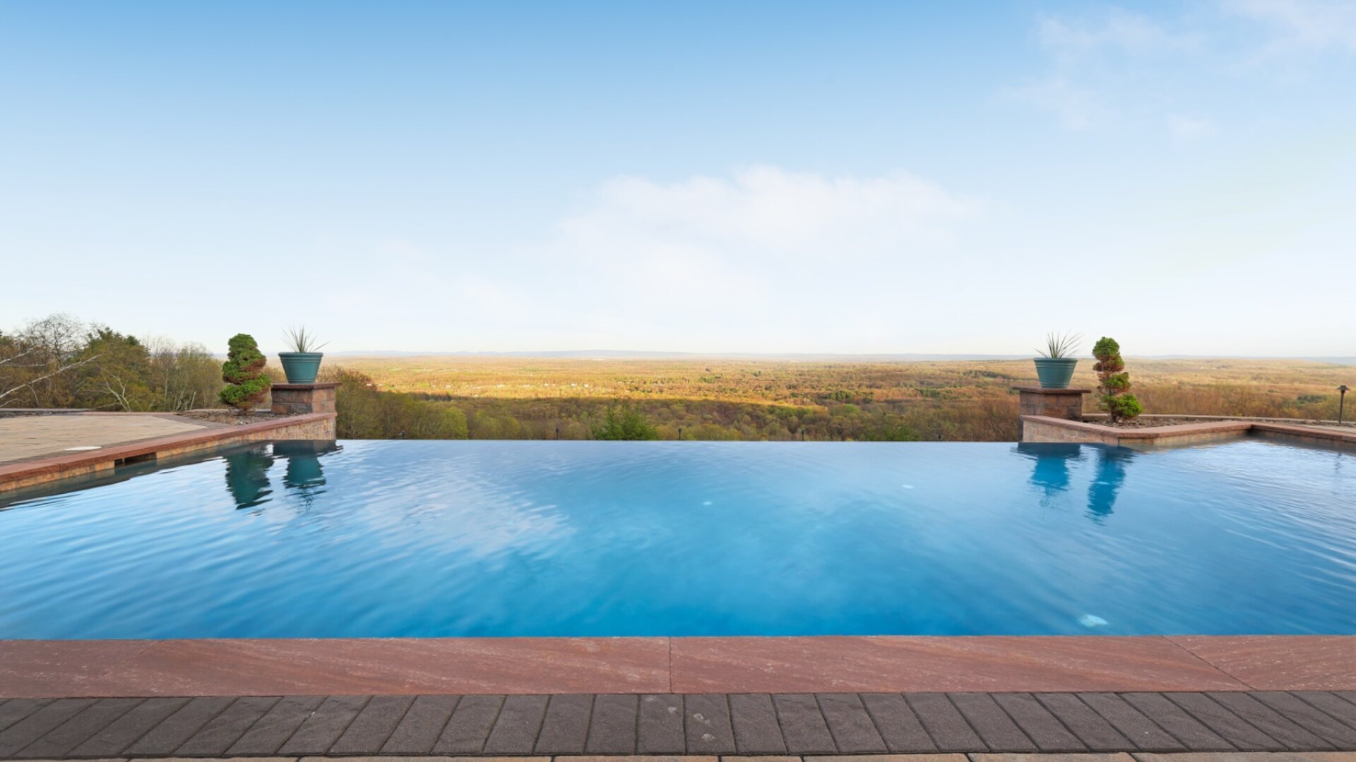 Heated infinity pool at the edge of the ridge with an endless vista at Noble Pine Retreats